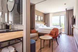 Doppelzimmer Ein Zimmer mit einem Bett und einem Tisch.