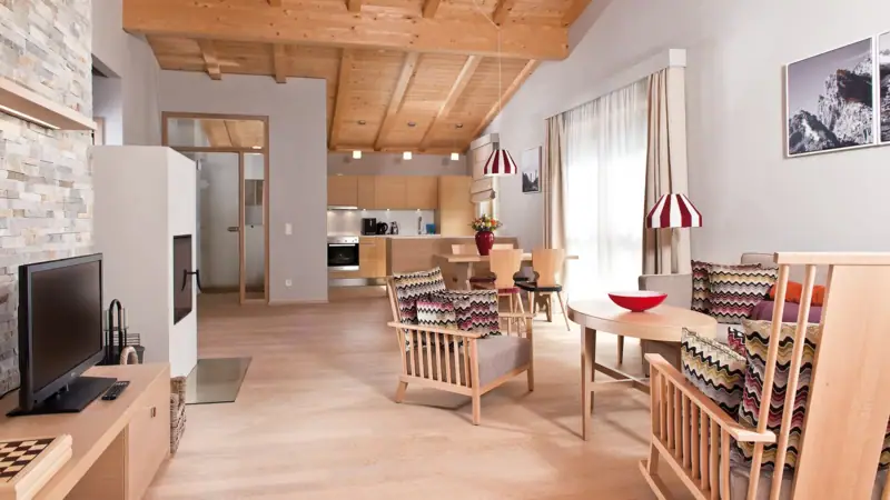 Ferienwohnung Werfenweng Ein Raum mit Holzdecke und Holzboden.