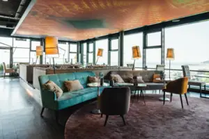 Ein Raum mit einem Sofa und Tischen.