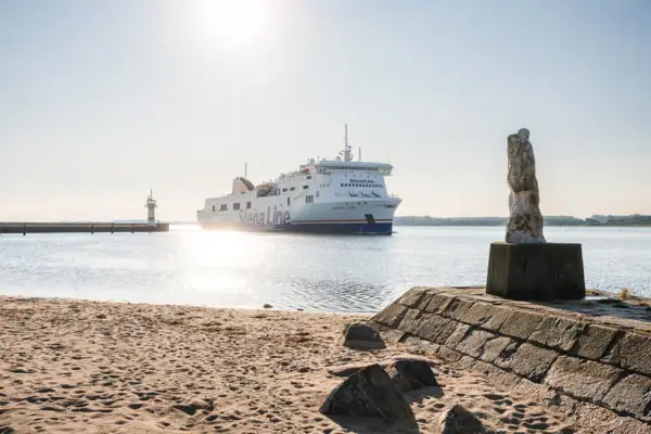 Fähre Travemünde Ein großes weißes Schiff im Wasser.