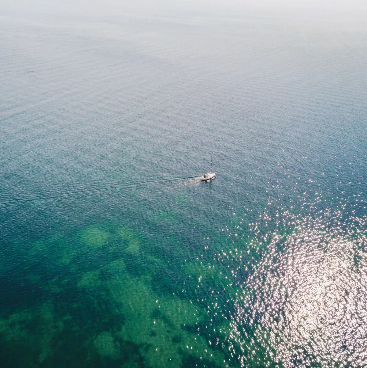 Ein Boot im Wasser auf einem nebligen See.