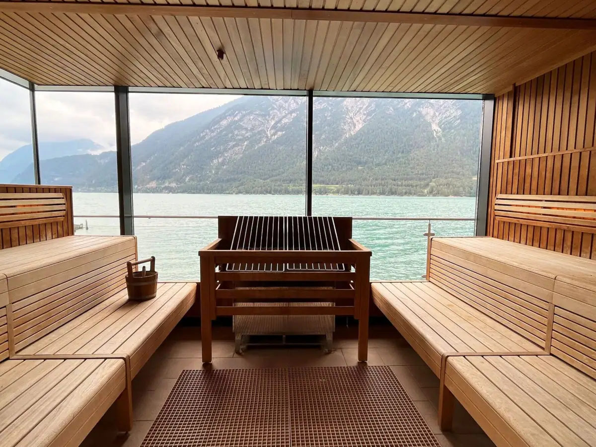 Panorama-Sauna Ein Raum mit Blick auf Wasser und Berge.