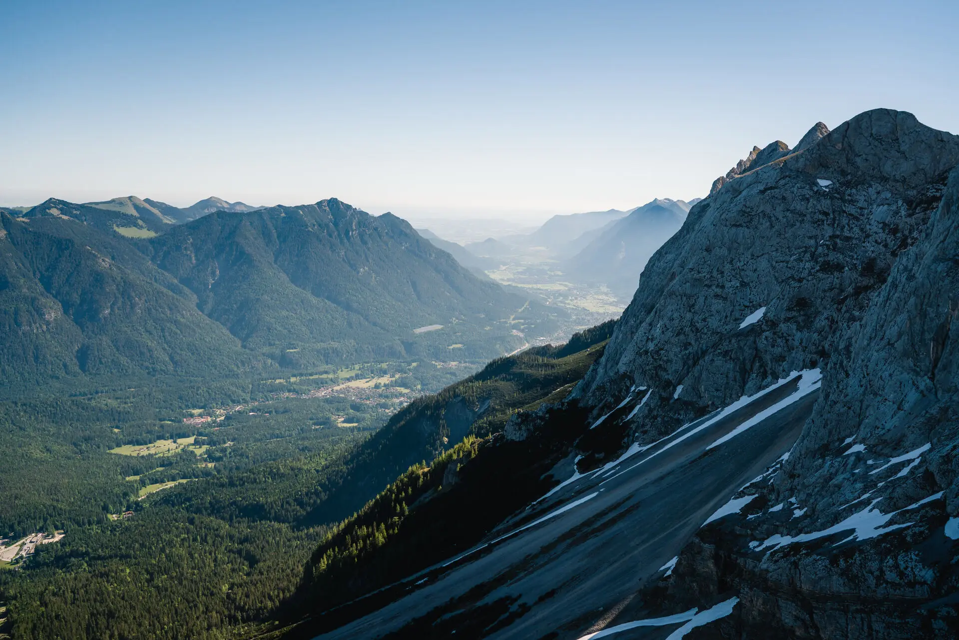 Aussicht Zugspitze Verschneiter Berg mit Bäumen im Vordergrund.