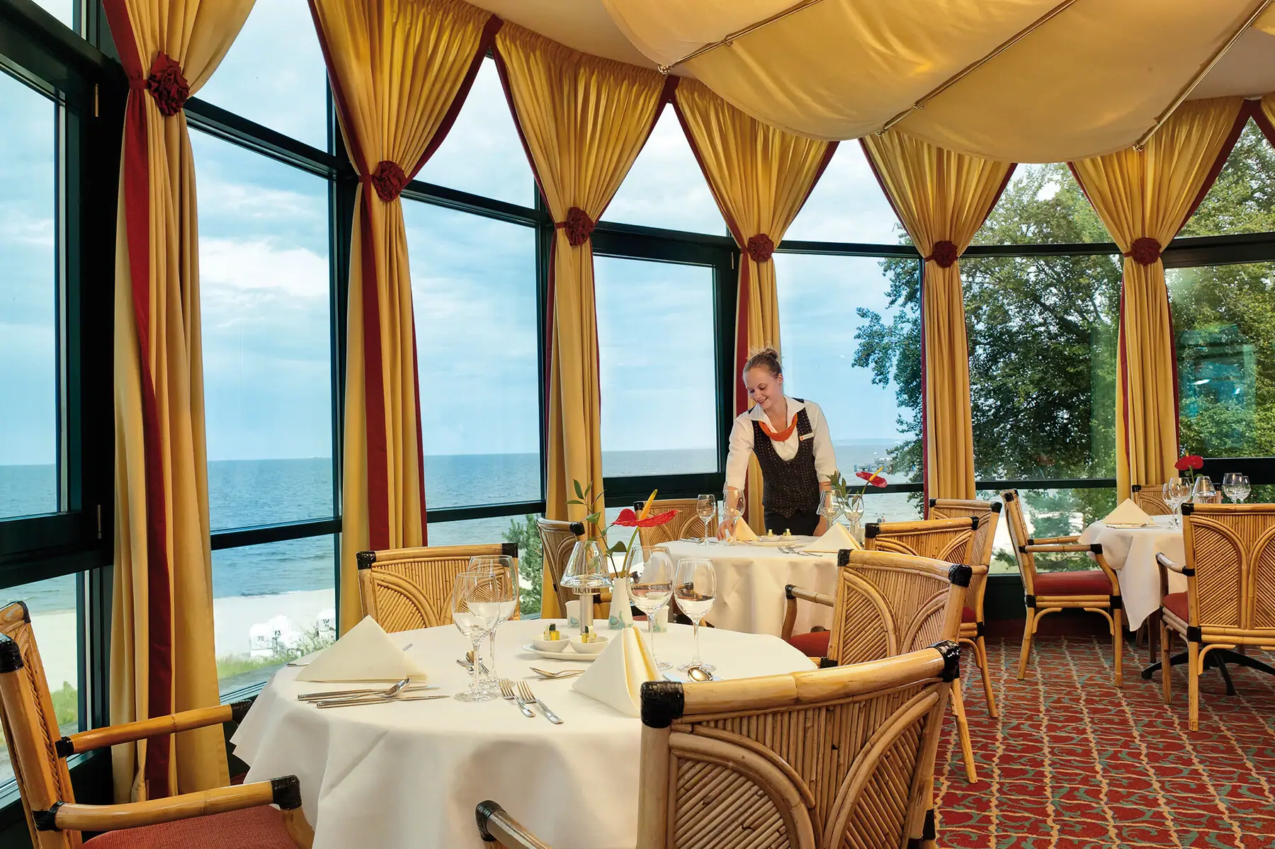 Eine Frau serviert einen Tisch in einem Restaurant.