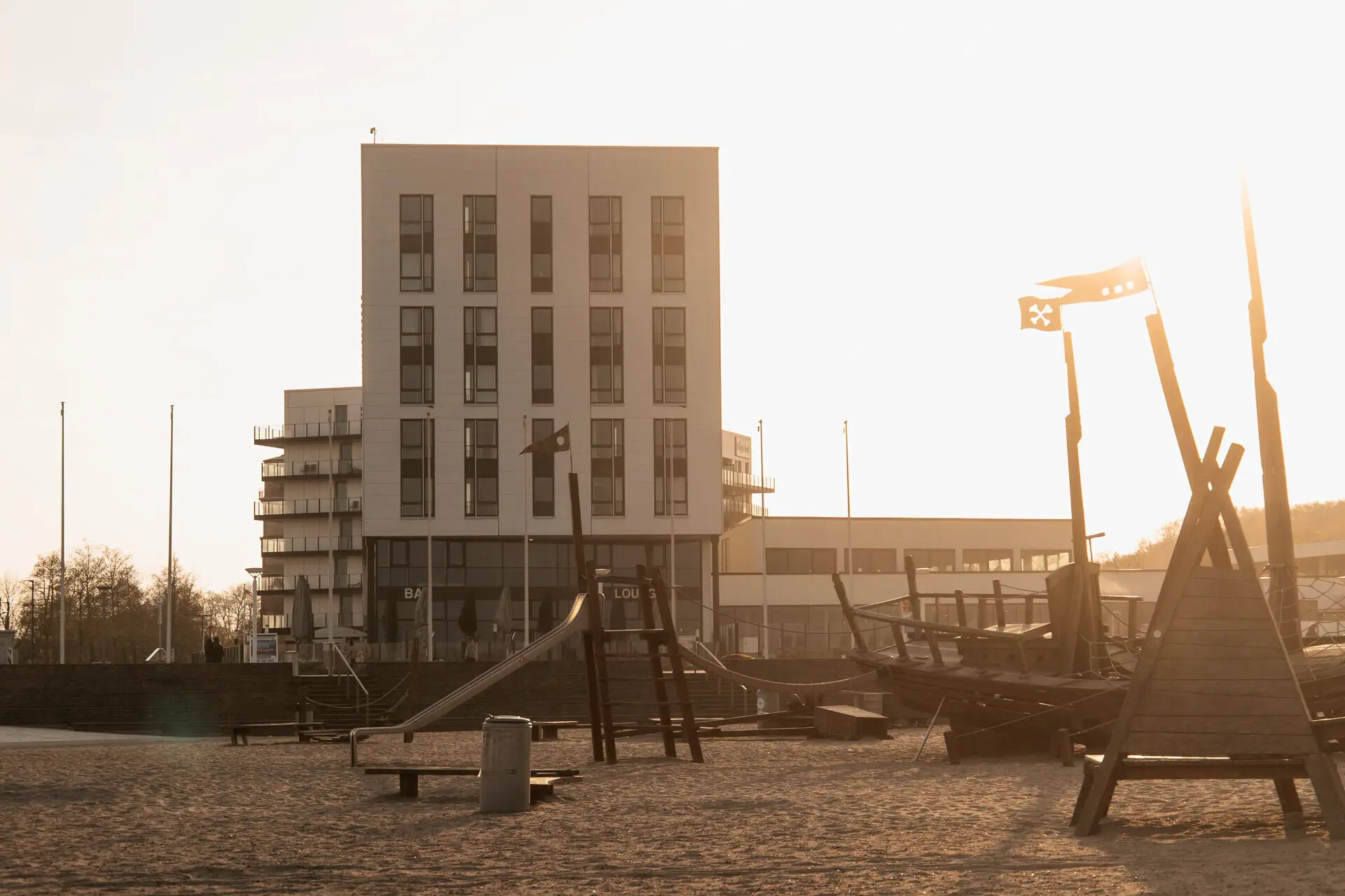 Gebäude mit Boot und Spielplatz im Freien.