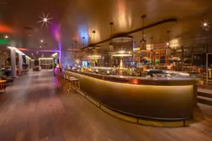 Eine Bar mit Tresen und Hockern.