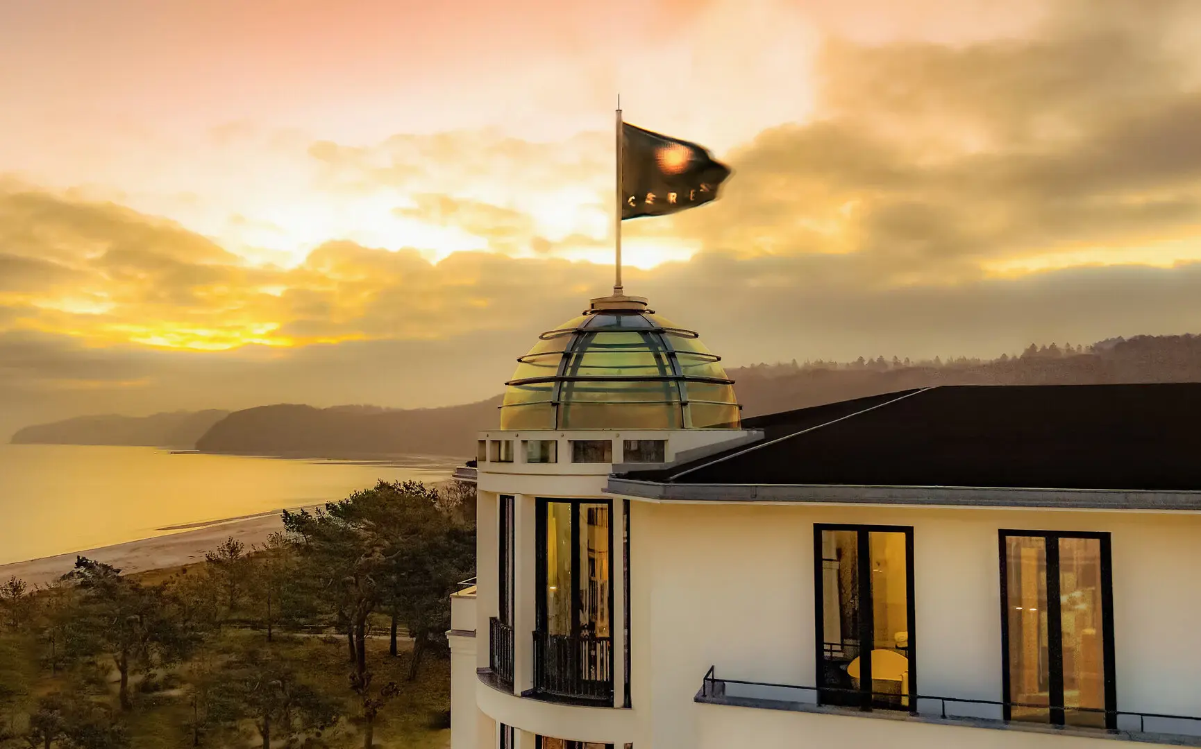 Ceres am Meer Eine Flagge auf einem Gebäude.
