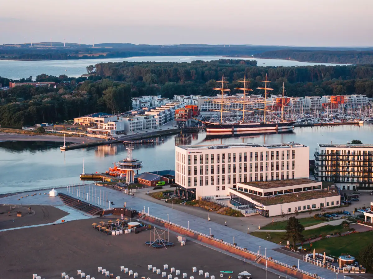 Travemünde Travemünde von oben mit Gebäuden und Booten auf einem Gewässer.