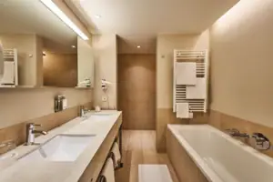 Badezimmer Ein Badezimmer mit Badewanne und Waschbecken.