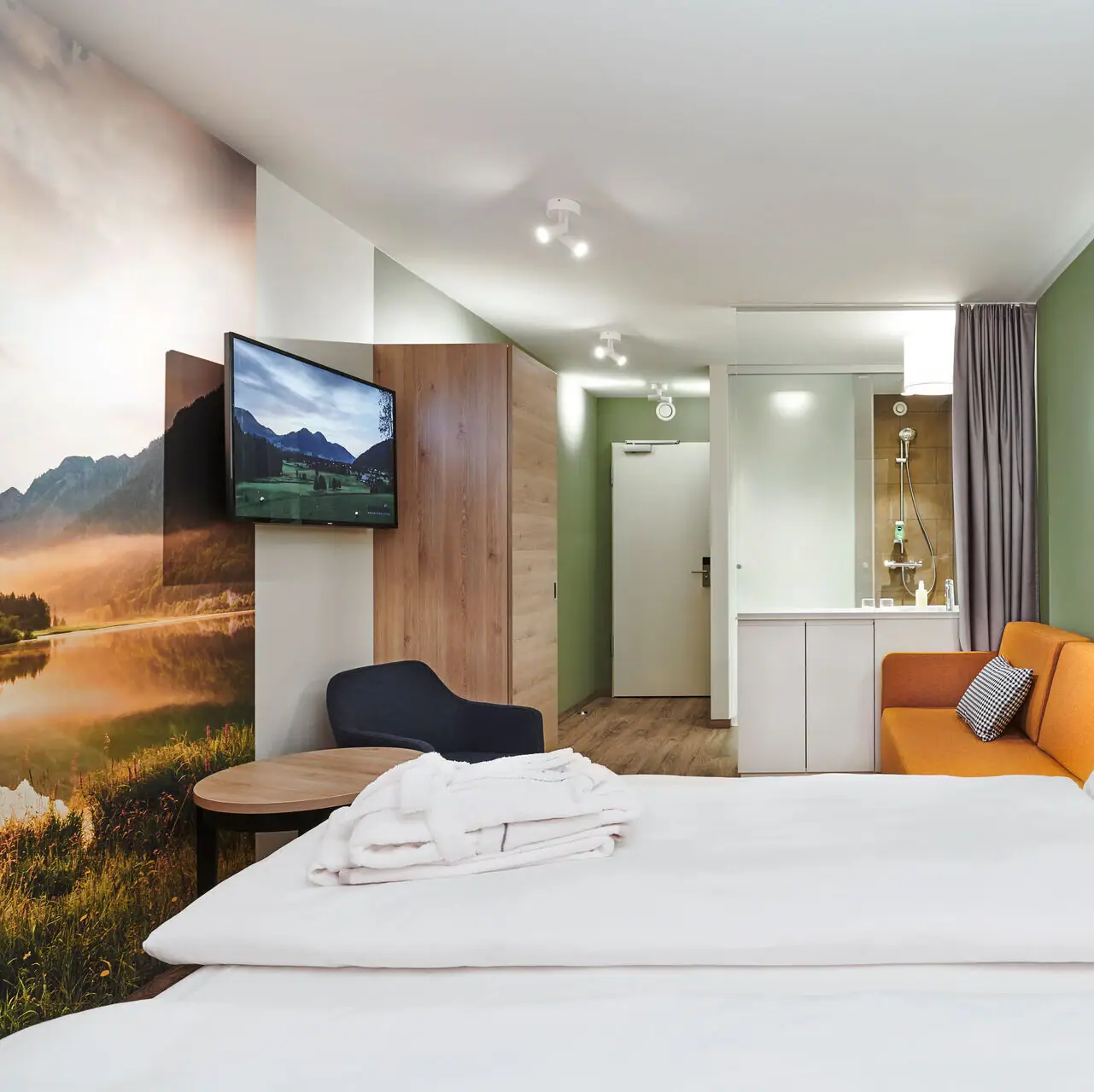 Zimmer Ein Zimmer mit einem Bett und einem Fernseher.