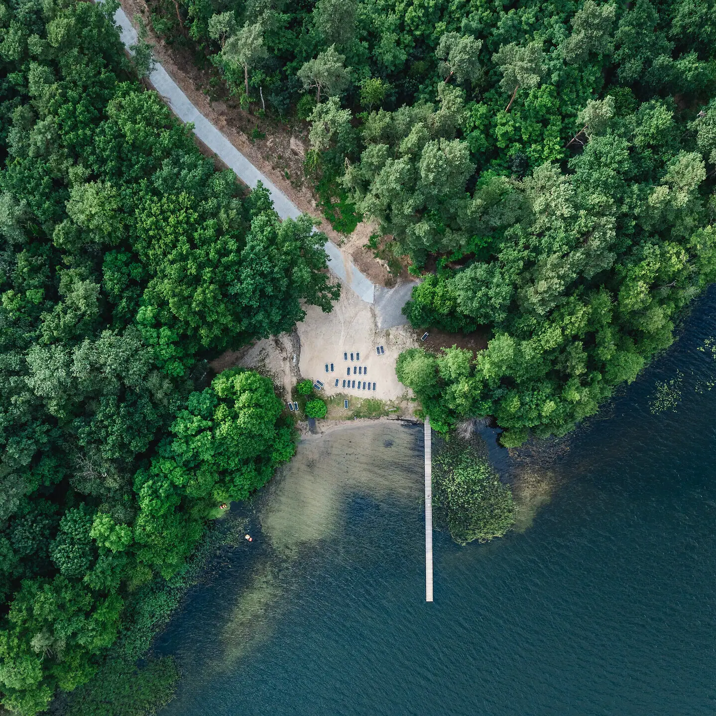 Angebote im aja Bad Saarow Eine Brücke über einem Gewässer mit Bäumen.