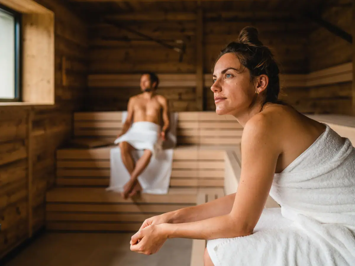 Panoram-Sauna Eine Frau und ein Mann in einer Sauna.