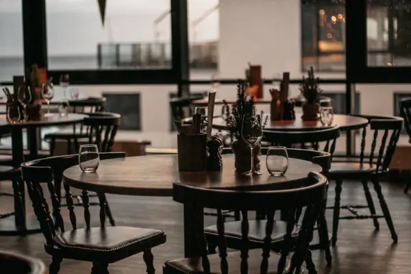 Restaurant Ein Raum mit Tischen und Stühlen.