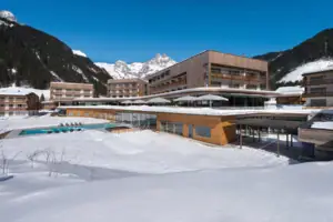 Ein Hotelgebäude mit einem Pool im Schnee.