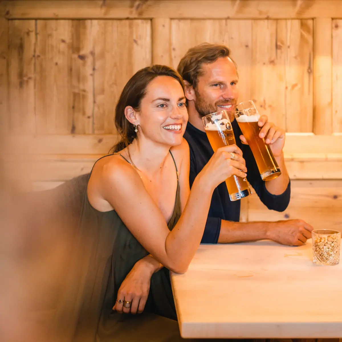 Bar in Garmisch-Partenkirchen in der Stube trinken zwei Personen Bier
