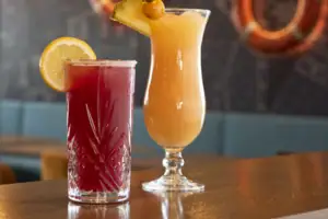 Bar Zwei Gläser mit Getränken auf einer Bar.