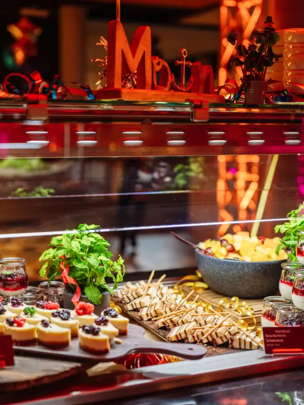 Silvesterbuffet im aja Travemünde Dessertbuffet bestehend aus Cheesecake-Stückchen mit Früchten und einen schookoladigen Creme-Dessert