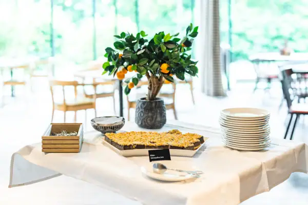 aja Kaffeepause Ein Tisch mit Tellern und Essen.
