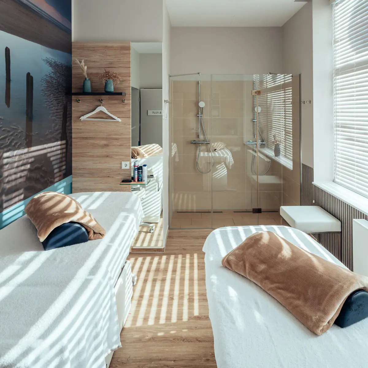 Anwendungsraum Ein Raum mit zwei Betten und einer Dusche.