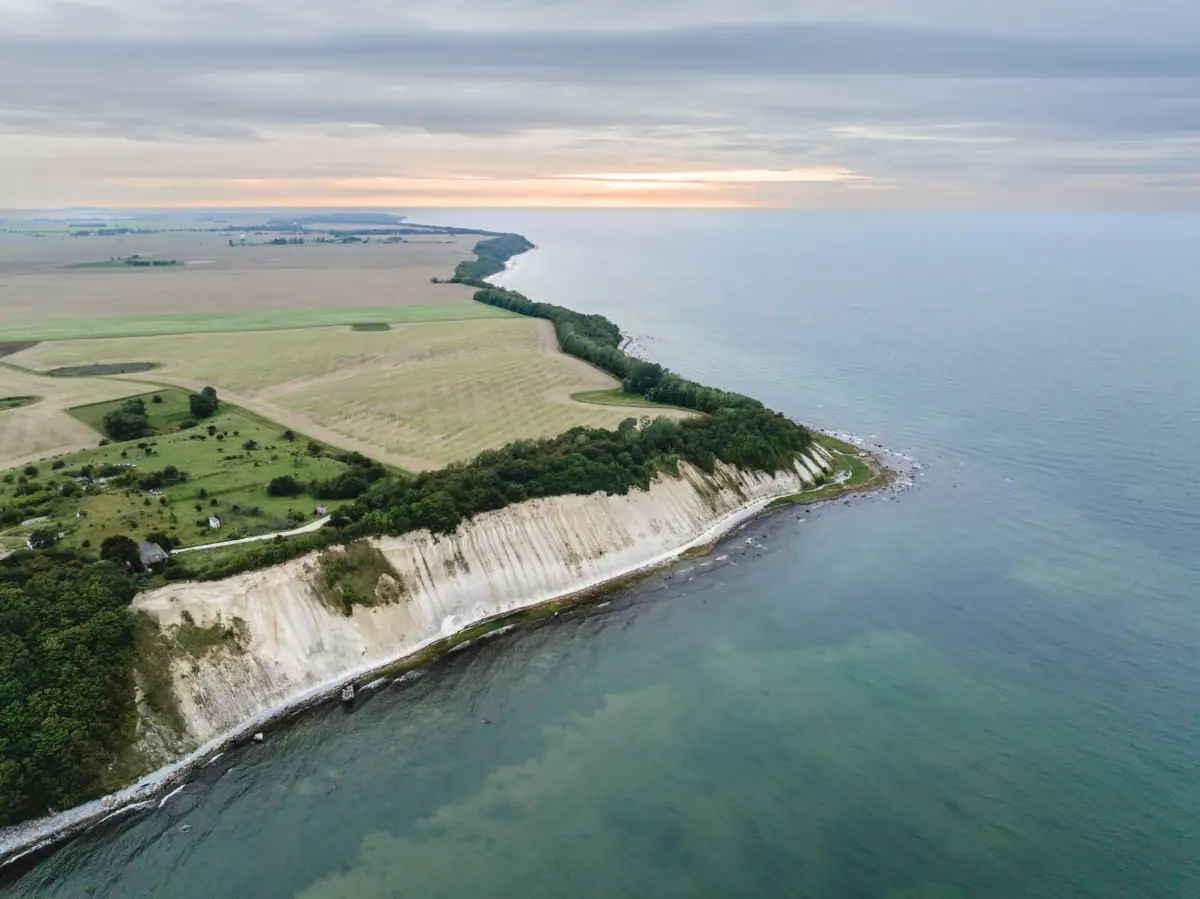 Kap Arkona Küstenlandschaft mit Wasser und Himmel im Hintergrund.