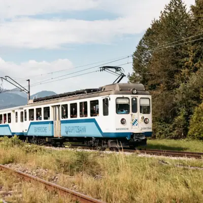 Bayerische Zugspitzbahn Die Bayerische Zugspitzbahn auf den Gleisen.