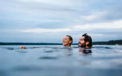 Zwei Personen Baden in einem See. Zwei Personen Baden in einem See.
