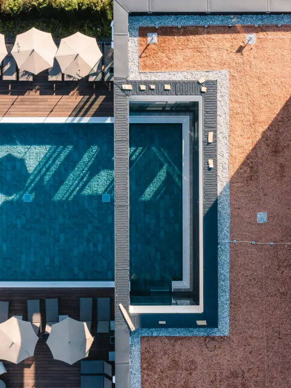 Außenpool von oben Pool und Sonnenschirme auf einem Dach