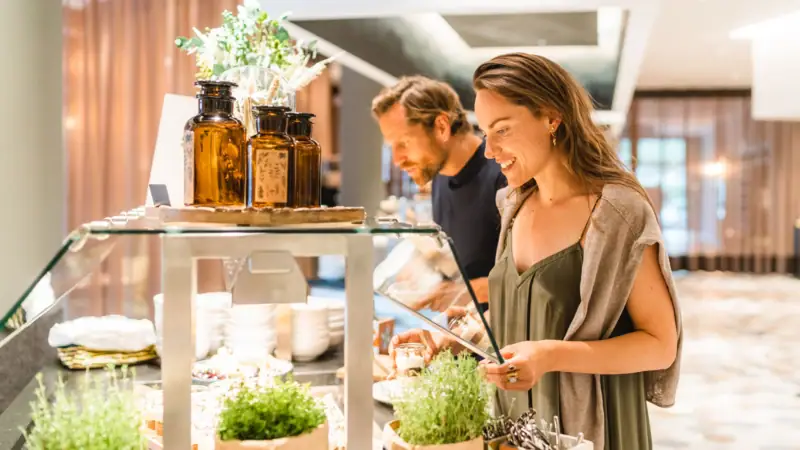 Buffet Eine Frau betrachtet ein Buffet.