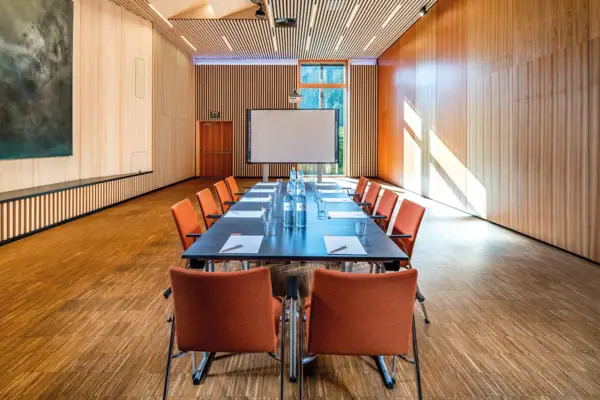 Tagungsraum Konferenzraum mit Tisch und Stühlen.