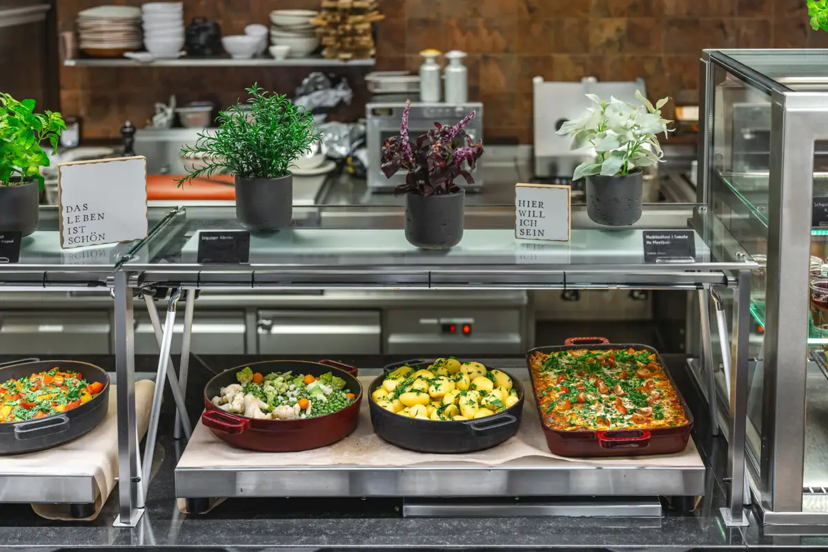 Abendessen im aja Bad Saarow Fast Food auf einem Regal