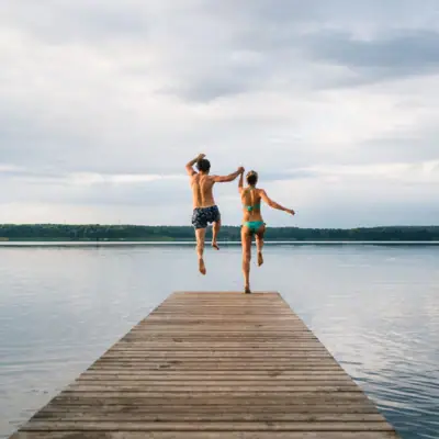 Aktivitäten und Erlebnisse in Bad Saarow Ein Mann und eine Frau springen ins Wasser.