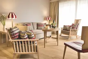 Wohnbereich Ferienwohnung Wohnzimmer mit Sofa und Stühlen.