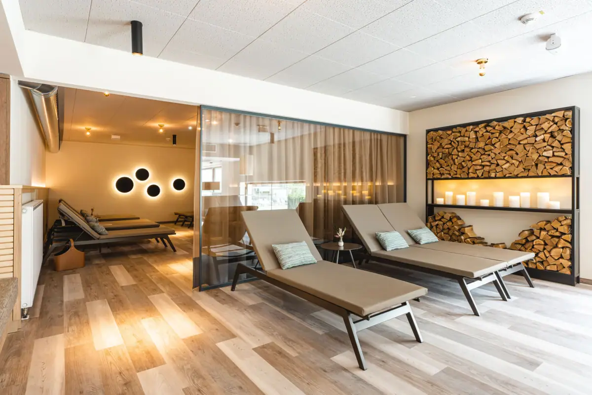 Ruheraum Ein Raum mit Lounge-Sesseln und Holzregalen.