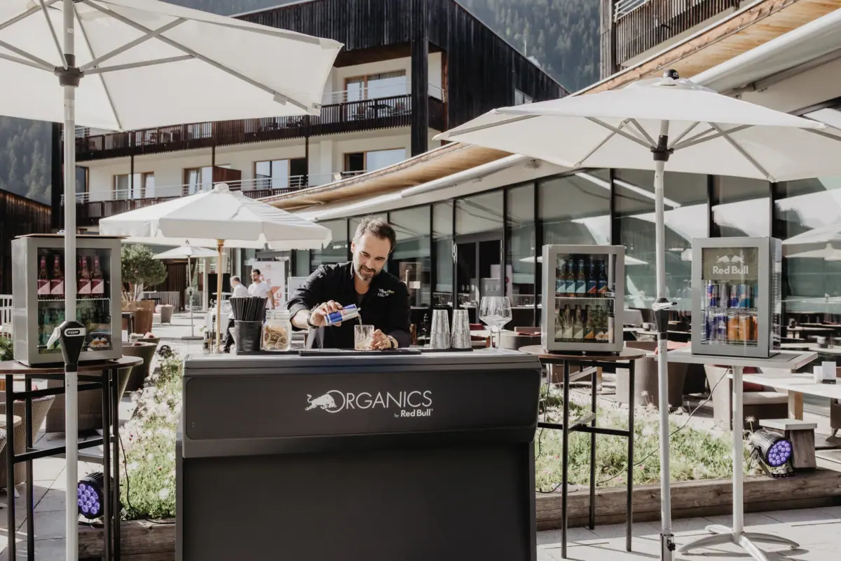 Bergfest Ein Mann steht an einer Bar.