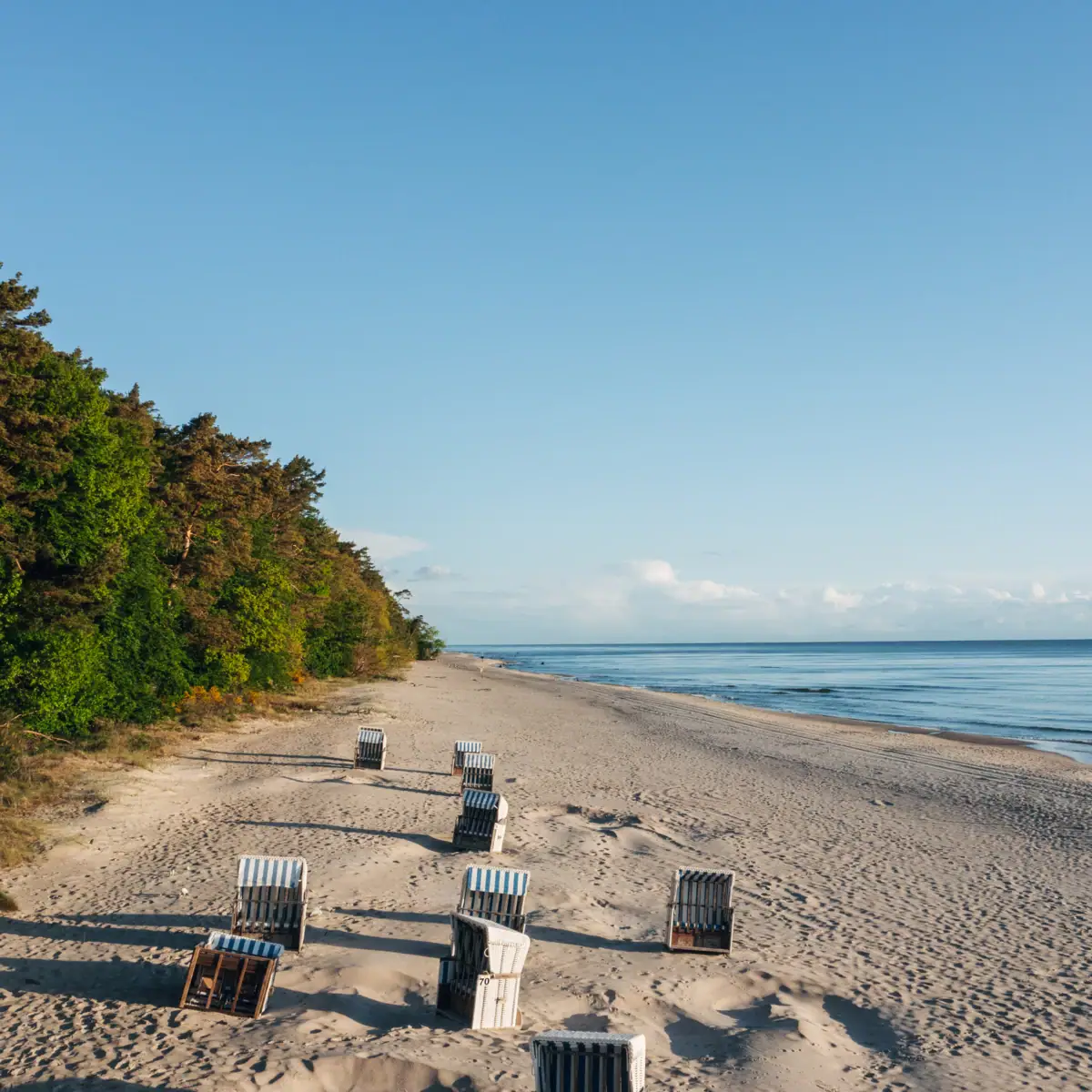 Strand von Bansin Stühle am Strand mit Blick auf das Wasser und den Himmel.