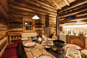 Stroblhaus Ein Tisch mit Essen in einer Blockhütte.