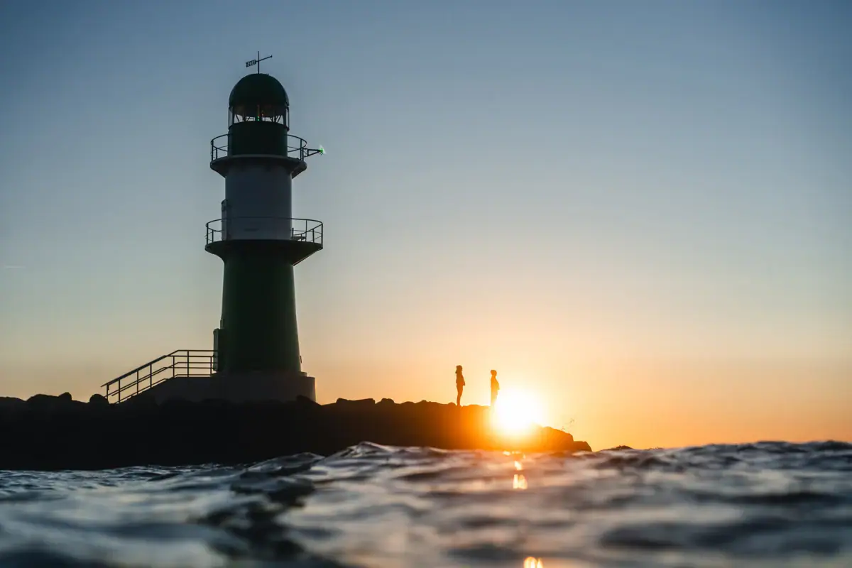 Leuchtturm Ostsee Leuchtturm im Wasser bei Sonnenaufgang oder Sonnenuntergang