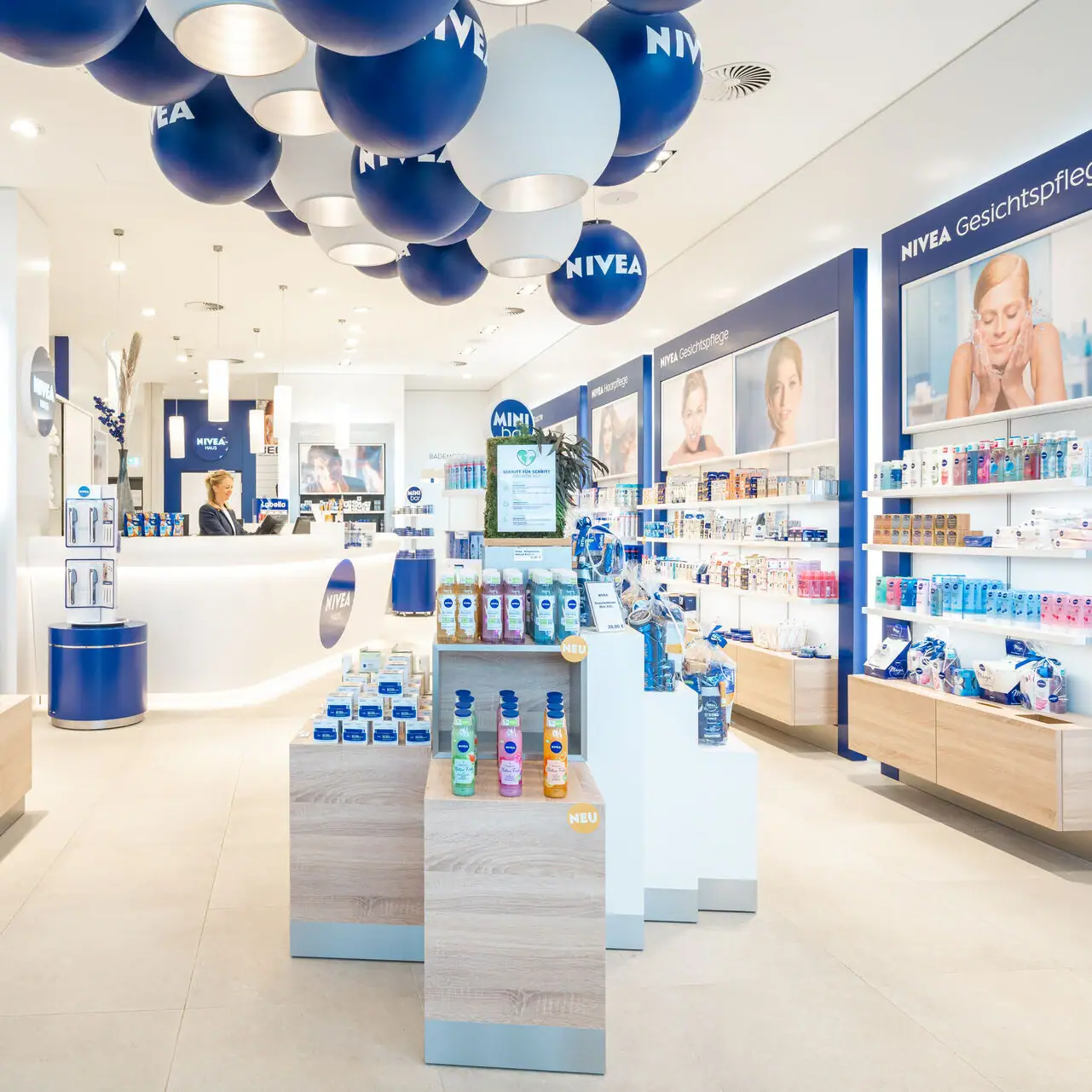 NIVEA Shop Ein Geschäft mit blauen und weißen Luftballons an der Decke.