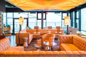 Bar Ein Raum mit Sofas und Tischen.