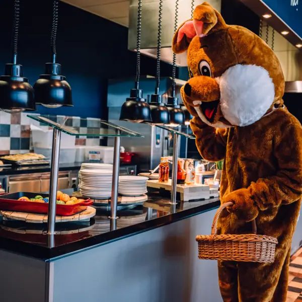 Osterhase am Buffet Eine Person in einem Hasenkostüm.
