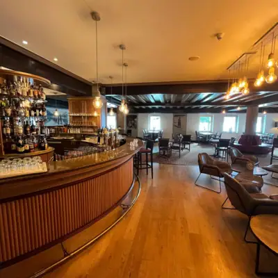 Bar Eine Bar mit Tresen und Stühlen.