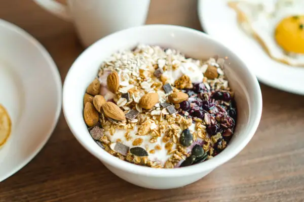 Müsli Eine Schüssel mit Essen auf einem Tisch.
