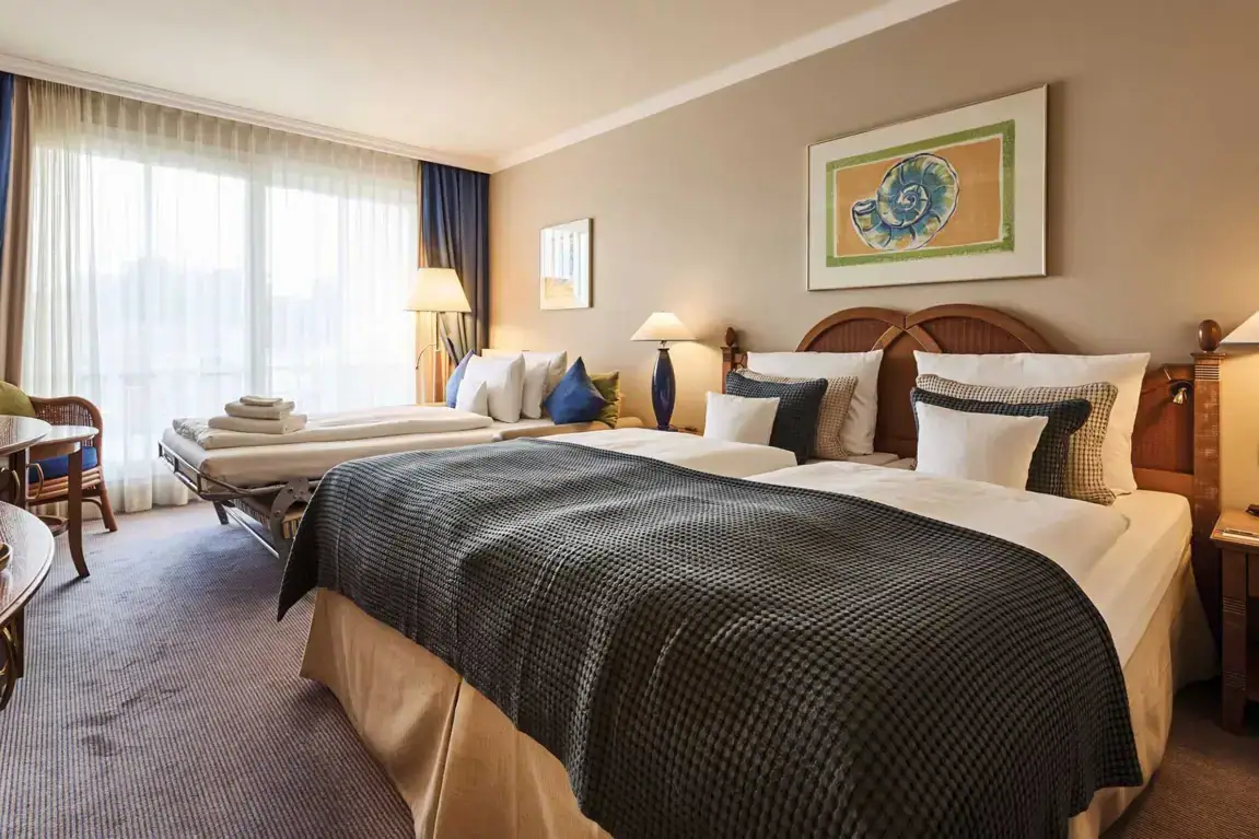 Suite Ein Zimmer mit zwei Betten und einem großen Bett.