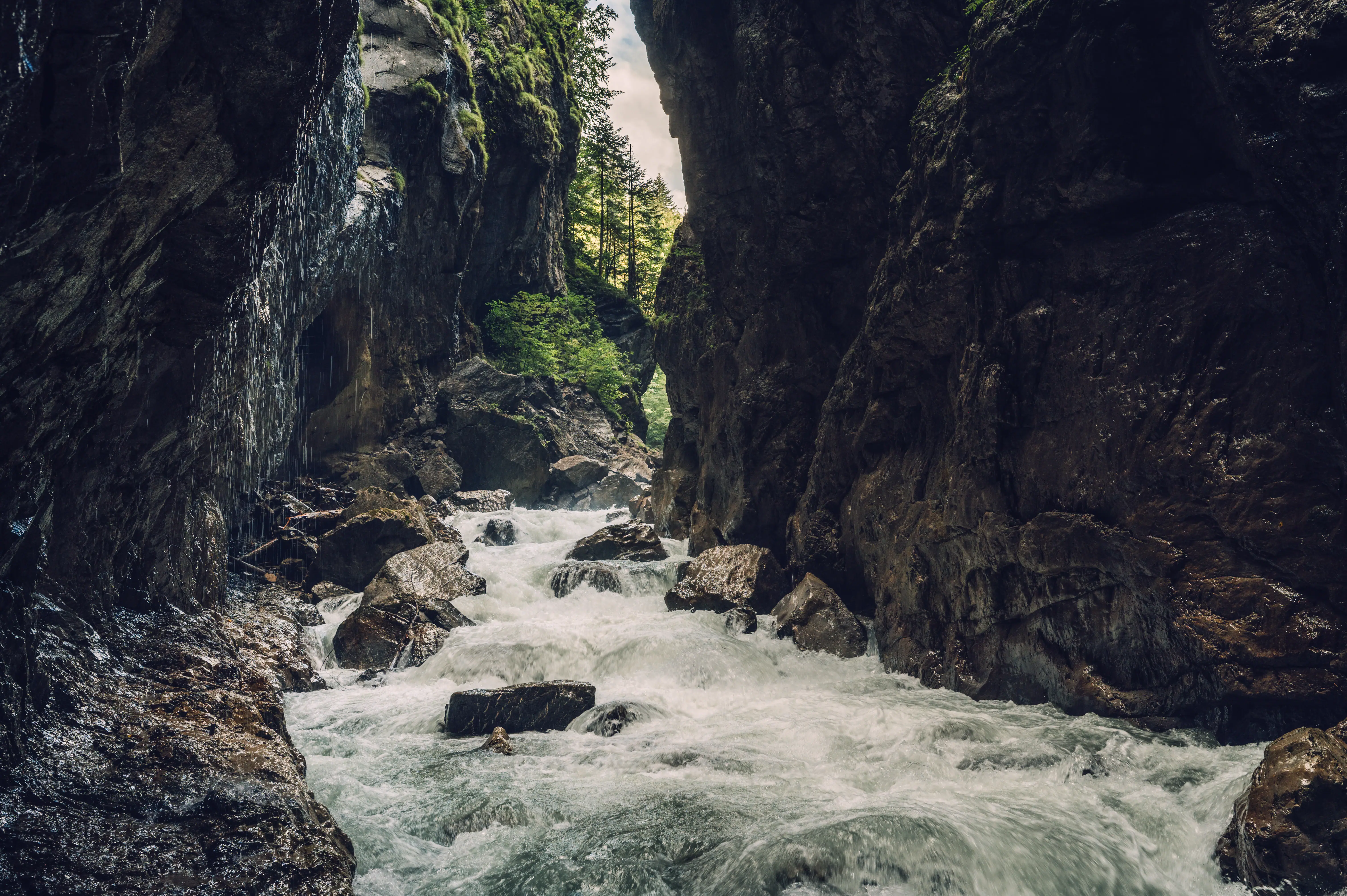 Partnachklamm Garmisch-Partenkirchen Ein Fluss fließt durch eine felsige Schlucht.