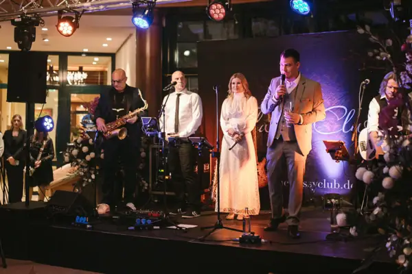 Silvester im aja Strandhotel Bansin Eine Gruppe von Menschen auf einer Bühne bei einem Konzert mit Musikinstrumenten.