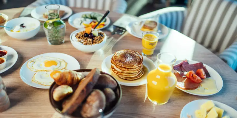 Ein gedeckter Frühstückstisch Ein gedeckter Frühstückstisch