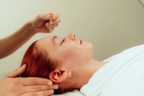Gesichtsanwendung Eine Frau erhält eine Gesichtsmassage.