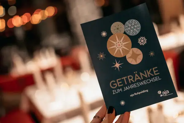 Getränkekarte Eine Hand hält eine Karte.