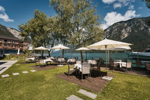 Gastgarten Achensee Der Gastgarten am Ufer vom Achensee im aja Hotel.