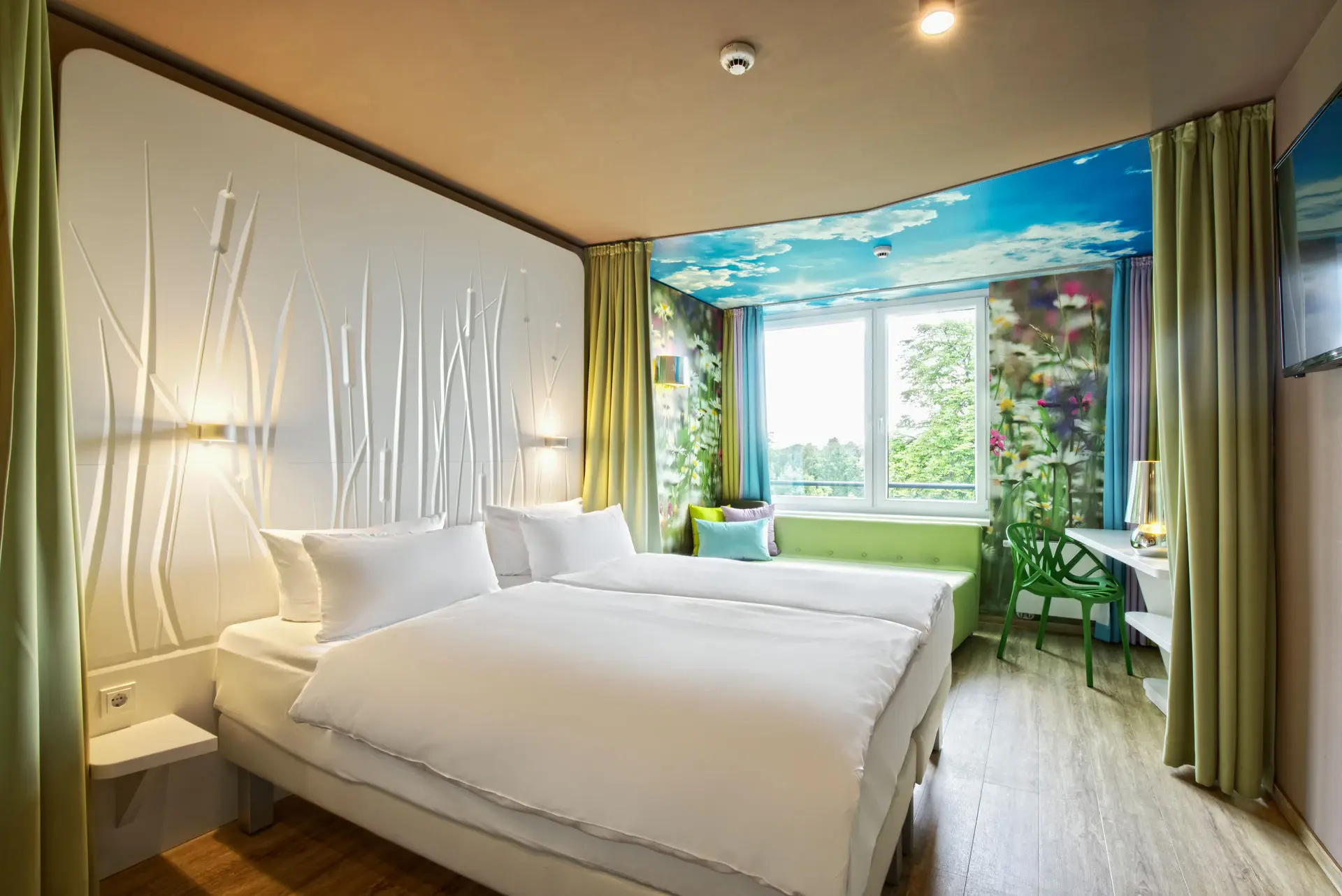 Zimmer im aja Bad Saarow Ein Zimmer mit zwei Betten und einem Fenster